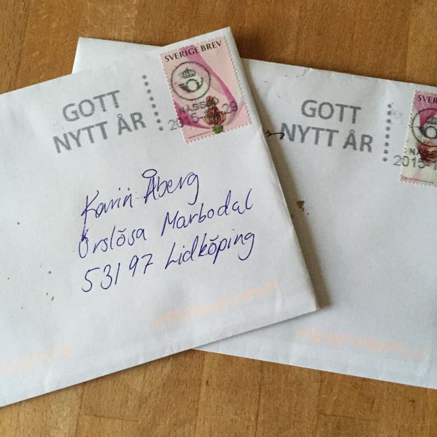 Två frankerade och poststämplade kuvert. På det översta står Karins namn och adress.